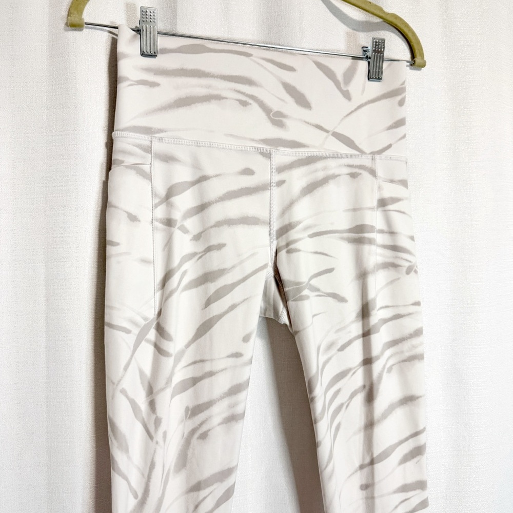 Athleta White and Gray Tiger Print Salutation Stash Pocket II 7/8 Legging Size S - Picture 3 of 9
